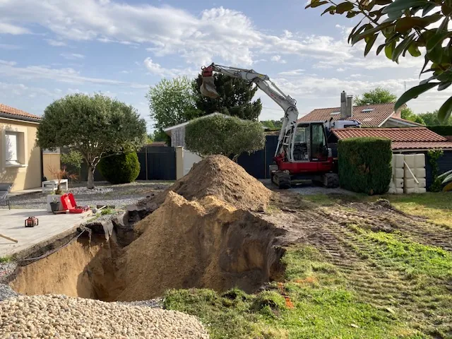 Pelle 8 tonnes creusant un trou de piscine